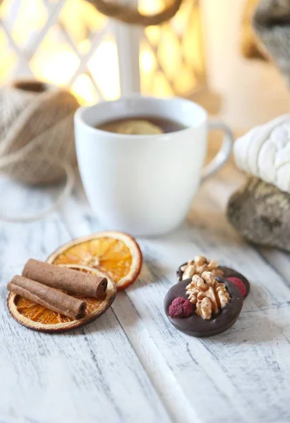 Boné branco de chá com limão. Misture nozes, frutas secas e chocolate em um fundo branco. Luz quente. Sensação acolhedora . — Fotografia de Stock