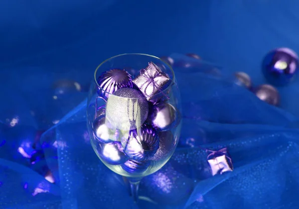 Fondo de Navidad plateado y azul con vidrieras y decoraciones navideñas doradas en su interior. vidriera con decoraciones navideñas — Foto de Stock
