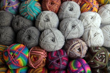 Örgü iğneleri. Beyaz arka planda izole edilmiş renkli iplik ve ahşap iğneler.