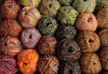 Örgü iğneleri. Beyaz arka planda izole edilmiş renkli iplik ve ahşap iğneler.