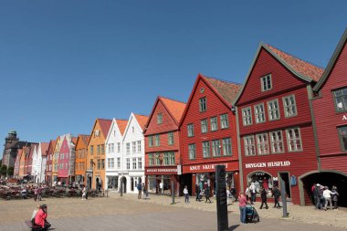 Bergen, Norveç - Temmuz 05 2019: Bergen şehrinin güzel renkli ahşap evleri olan caddesi