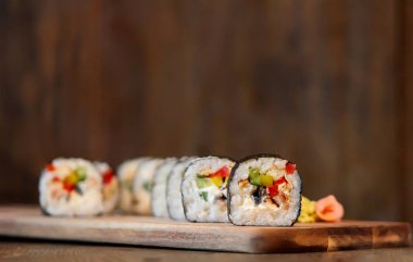 Sıcak sashimi seti Japon yemekleri ahşap zemin üzerinde limon ve çubuklarla