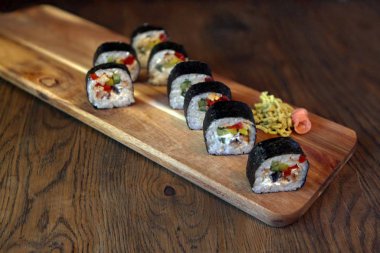 Sıcak sashimi seti Japon yemekleri ahşap zemin üzerinde limon ve çubuklarla