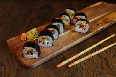 Sıcak sashimi seti Japon yemekleri ahşap zemin üzerinde limon ve çubuklarla