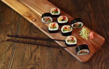 Sıcak sashimi seti Japon yemekleri ahşap zemin üzerinde limon ve çubuklarla