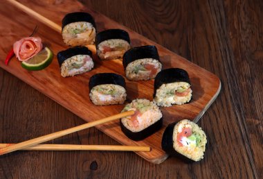 Sıcak sashimi seti Japon yemekleri ahşap zemin üzerinde limon ve çubuklarla