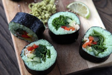 Sıcak sashimi seti Japon yemekleri ahşap zemin üzerinde limon ve çubuklarla