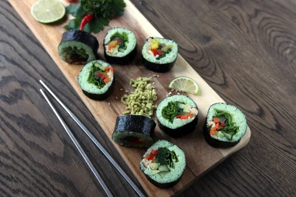 Set de rollo caliente sashimi comida japonesa sobre fondo de madera con limón y palillos — Foto de Stock