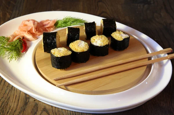 Conjunto de Sushi - Diferentes tipos de Sushi Maki e Sushi Nigiri. Servido em mesa de madeira escura . — Fotografia de Stock