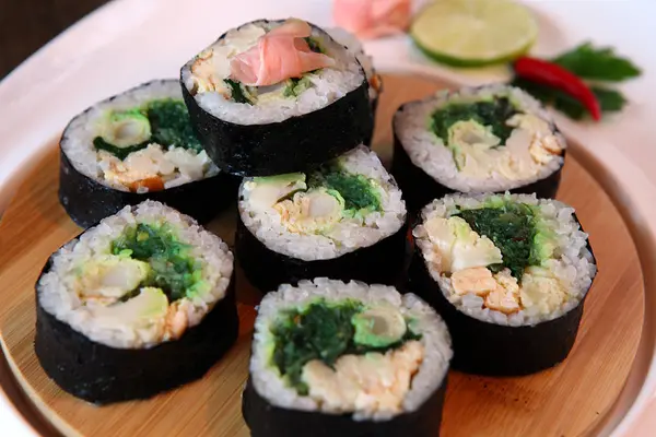 Sushi Set - Diferentes tipos de Maki Sushi y Nigiri Sushi. Servido sobre mesa de madera oscura . — Foto de Stock
