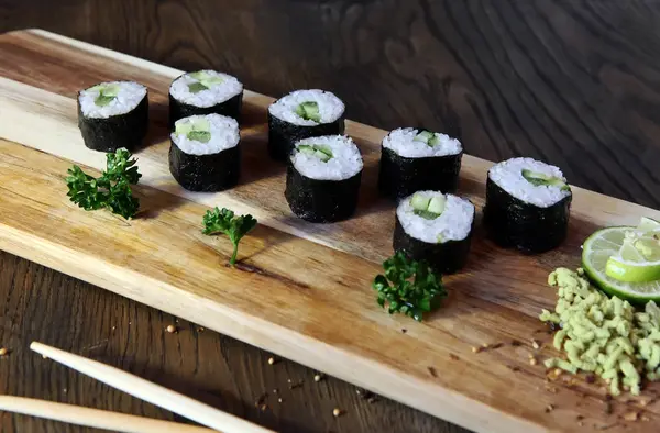 Sushi Set - Diferentes tipos de Maki Sushi y Nigiri Sushi. Servido sobre mesa de madera oscura . — Foto de Stock