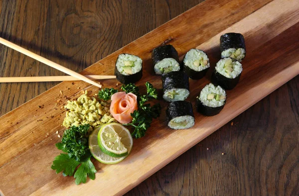 Sushi Set - Diferentes tipos de Maki Sushi y Nigiri Sushi. Servido sobre mesa de madera oscura . — Foto de Stock