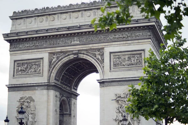 Arc de Triomphe utcaképe a Champs-Elysee sugárútról. Párizs Franciaország tavasszal. — Stock Fotó