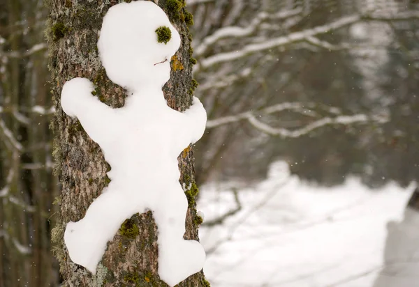 Cute smiling snowman with a funny haircut is standing in the snow winter forest. little snownam made of white snow. Snowman stuck together out of the snow in the forest. Family of snowmen. smiling — Stock Photo, Image