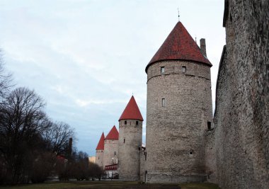 Estonya 'nın Tallin kentindeki Toompea tepesinde kuleleri olan kale duvarına bakın. Avrupa