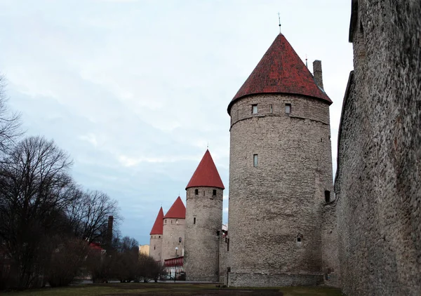 Kilátás a vár falára tornyokkal a Toompea dombon Tallin óvárosában, Észtországban. Európa — Stock Fotó