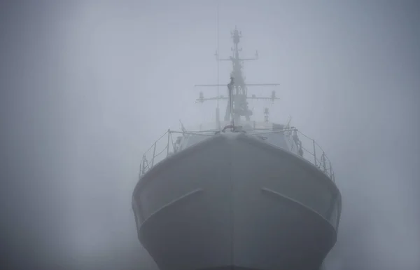 Nave fantasma. Buque de guerra en la niebla o niebla como holandés volador. Color gris. Concepto misterioso. Código Pirata, nave condenada a levantarse del mar, esparciendo terror a través de la tradición oceánica. nave fantasma condenada — Foto de Stock