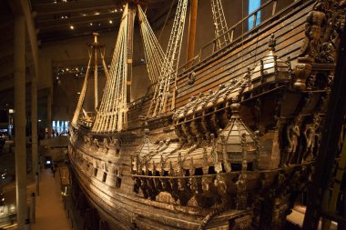 Stockholm, İsveç - 06 Ocak 2018 Vasa Müzesi eşsiz, 17. yüzyıl ahşap gemi manzaralı. Gemi 1628 'de alabora oldu ve battı. 333 yıl sonra deniz yatağından çıkarıldı..