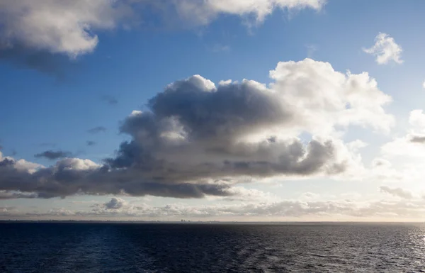 テキストの場所と水の中に雲と太陽の反射と青空。驚くべき雲空の霧 — ストック写真