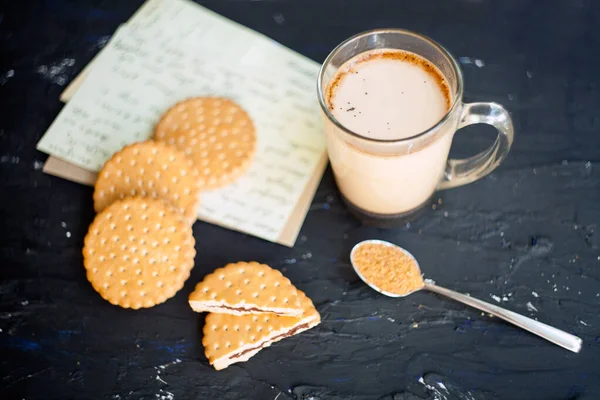 Taza de café con galletas y shugar marrón. Imagen simbólica. Fondo de café. Dulce postre. Fondo de madera. De cerca. Recién hecho taza de café con leche café servido con galletas de chocolate en un — Foto de Stock