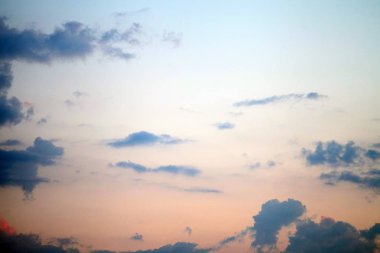 Bulutlu mavi gökyüzü ve metin için yer olan suda güneş yansıması. Anazing Bulutlar, gökyüzünde sis