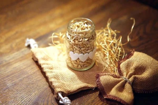 Sadzonki do jedzenia. Sprouted nasiona brokułów, słonecznika, rzeżuchy, pszenicy w przezroczystej formie butelki na ciemnym stole. zacierki kiełkowane, sadzonki wegetariańskie jedzenie. Żywe odżywianie ekologiczne — Zdjęcie stockowe