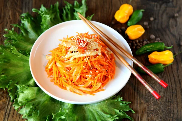 Морковь корейский мясной салат с палочками на деревянном дубовом столе — стоковое фото
