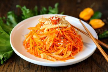 Tahta meşe ağacında çubuklu havuç Kore et salatası.