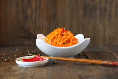 Tahta meşe ağacında çubuklu havuç Kore et salatası.