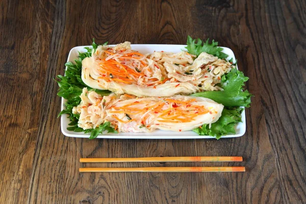 Салат из кимчи, овощной салат или ферментированный овощ в корейском стиле. Корейская кухня знаменитая традиционная гарнир из соленых и ферментированных овощей, таких как напа капуста и корейская редиска . — стоковое фото