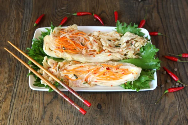 Sałatka kimchi-warzywna lub sfermentowane warzywa w koreańskim stylu. Kuchnia koreańska słynna tradycyjna przystawka z solonych i sfermentowanych warzyw, takich jak kapusta napa i koreańska rzodkiewka. — Zdjęcie stockowe