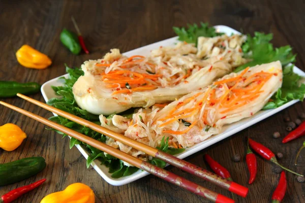 Sałatka kimchi-warzywna lub sfermentowane warzywa w koreańskim stylu. Kuchnia koreańska słynna tradycyjna przystawka z solonych i sfermentowanych warzyw, takich jak kapusta napa i koreańska rzodkiewka. — Zdjęcie stockowe