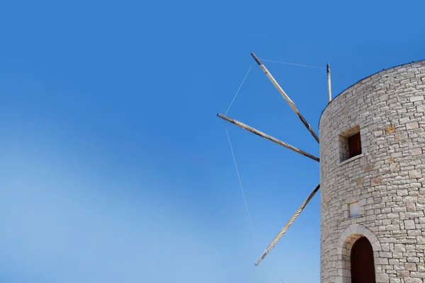 Velho moinho de vento antigo de Corfu Kerkyra cidade e céu azul no dia ensolarado. Conceito de férias no distrito de Anemomilos, ilha de Corfu, ilhas Jónicas, Grécia. Moinho de vento vintage na ilha de Corfu . — Fotografia de Stock