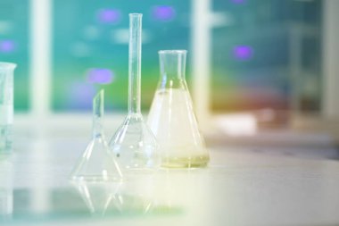 Evdeki spa prosedürleri için renkli şeffaf şişeler ve ahşap masadaki havlular. Plastik şişeleri ve mataraları geri dönüştürüyorum. Güzellik ürünleri ve tıbbi cilt bakımı için el yapımı essentia yağları