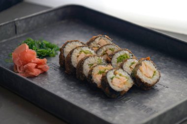 Zencefilli suşi yemeği ve metal bir tabakta wasabi. Suşi Seti - Maki Suşi ve Nigiri 'nin farklı türleri. Balık yemli restoran menüsü.