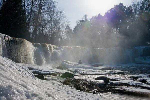 Vintersnö landskap, fruset vattenfall och istappar utsikt. Kallt vintertid. Fantastiska frysta vattenfall istappar på vinterdagen. — Stockfoto