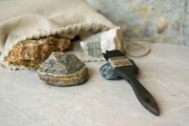 Jeoloji laboratuvarında taş örnekleri. Jeoloji kaya laboratuvarı. Jeolojik toprak materyallerinin, taşların, minerallerin, araştırmacılar ve öğrenciler için kaya örneklerinin analiz laboratuvarı.