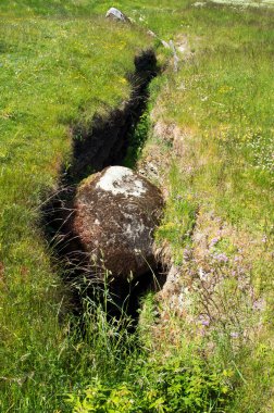 Karst kireç taşı oluşumları Estonya 'da, Tallinn City yakınlarında. toprak erozyonu ve Kosova bölgesindeki delikler.