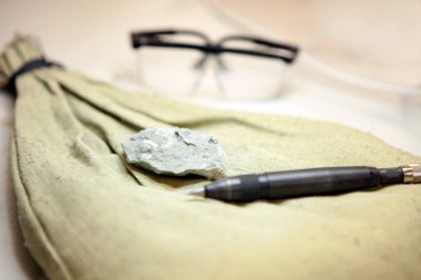 Jeoloji laboratuarındaki kireç taşından fosiller çıkarıldı. Jeoloji laboratuvarında taş örnekleri. Jeoloji kaya laboratuvarı. Jeolojik toprak materyallerinin, taşların, minerallerin analiz laboratuvarı