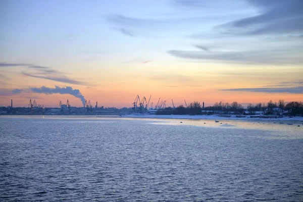 Pôr Sol Rosa Inverno Vista Paisagem Urbana Lado Mar Báltico — Fotografia de Stock