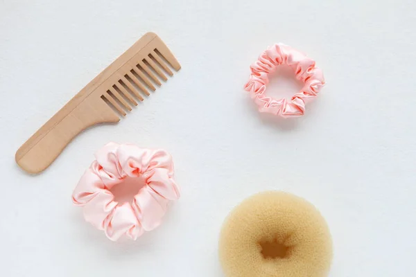 Wooden Hairbrush Barrette Silk Pink Scrunchy Isolated White Flat Lay — Stock Photo, Image