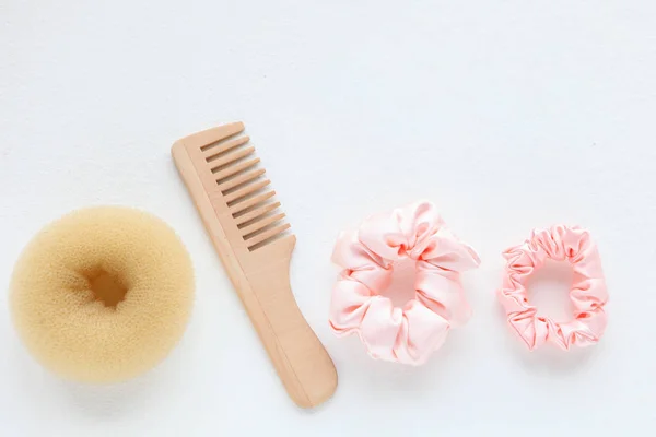 Wooden Hairbrush Barrette Silk Pink Scrunchy Isolated White Flat Lay — Stock Photo, Image