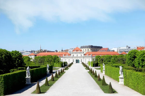 Viyana, Avusturya - 21 Nisan 2018: Belvedere Sarayı ve Avusturya 'daki bahçe. Barok Sarayı 'nın tarihi yapı kompleksi Yukarı ve Aşağı Belvedere Parkı manzarasıdır. Tarihi Müze.
