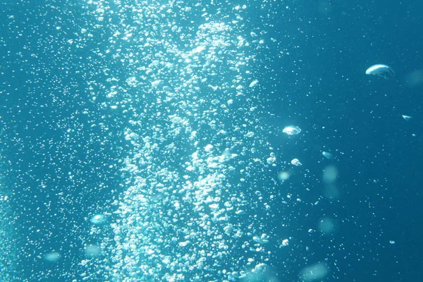泡で水中から青い海の波 光の光線が輝く 背景のための偉大な青い水の泡 — ストック写真