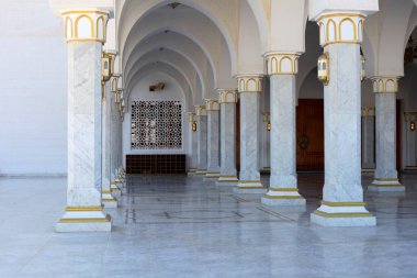 Mübarek Camii 'nin mermer direkleri, Mısır' daki İslam kilisesi. Gündüz vakti Sharm-El-Sheikh 'te büyük bir cami. Mimarlık ayrıntıları