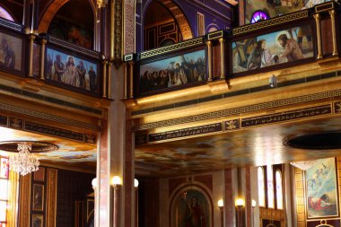 Sharm el Sheikh, Mısır - 26, 2019 Detektör: Coptic Ortodoks Kilisesi İçişleri - All Saints Kilisesi. Sharm el Sheikh 'in simgesi. Duvarlarda kutsal simgeler.