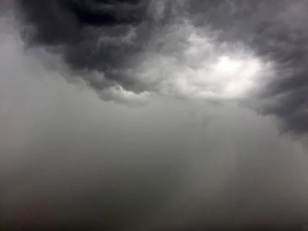 Tempestade Nublada Céu Cinzento Chuvoso Atmosfera Terra Céu Cinza Durante — Fotografia de Stock