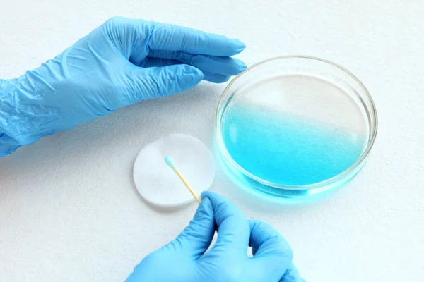 Farmacista Blue Glowes Laboratorio Test Con Lastra Vetro Liquido Blu — Foto Stock