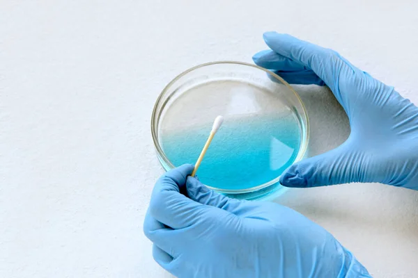 Farmacista Blue Glowes Laboratorio Test Con Lastra Vetro Liquido Blu — Foto Stock