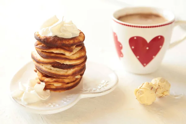 Hausgemachte Pfannkuchen mit einer schnellen Kaffeetasse. gesundes Frühstück mit Bonbons. — Stockfoto